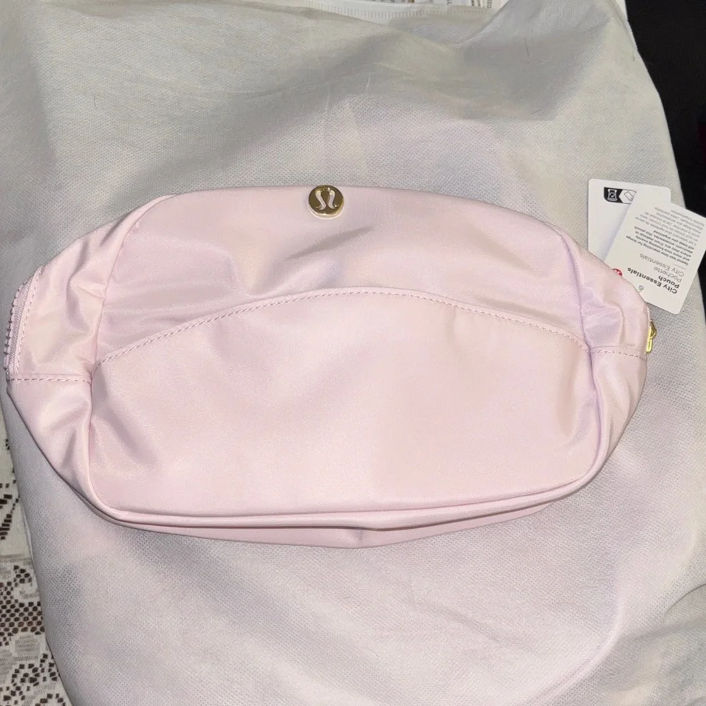 Lululemon 🆕 city essentials pouch 4L blissful pink with gold hardware